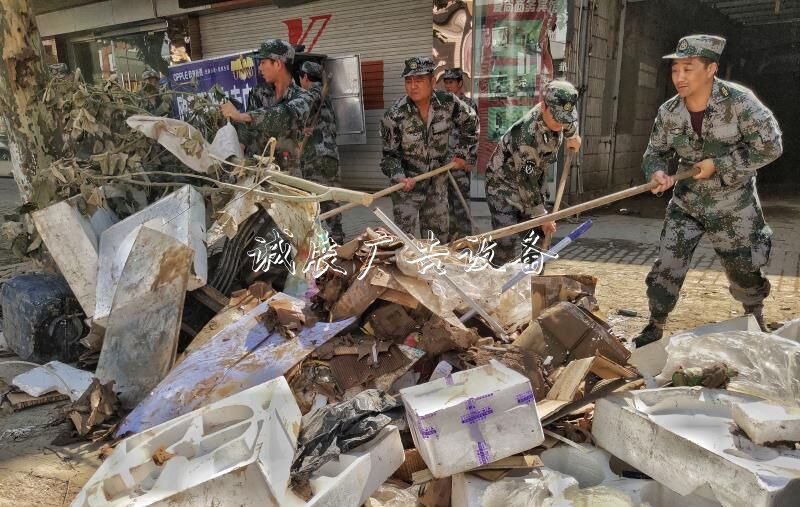 8月12日，来自台州各地的民兵在临海各条路上清理灾后垃圾。当天，临海市城区内涝已基本解除，古城、大洋等部分积水地区正在抽排。医疗、电力、交通、供水、通信等部门及武警、民兵、志愿者等和社会各界投入大量人力物力展开全方位抢修，多数已得到恢复；市民们也积极投入到家园的清洗和整理，逐渐回到正常的生活。孙金标 摄