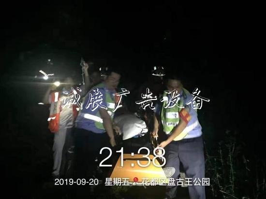 杨绍伟、钟景威和医护人员一起将晕倒男子抬下山