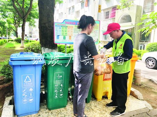 福建厦门:社区党建引领户外滚动灯箱 因地制宜打好垃圾分类攻