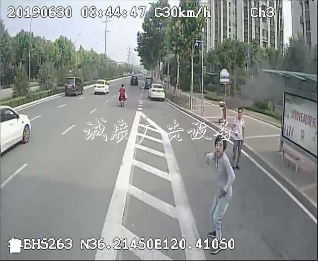 青岛小伙街头拦停公交指路牌 借走灭火器扑灭着火垃圾箱获赞