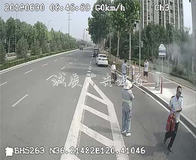 青岛小伙街头拦停公交指路牌 借走灭火器扑灭着火垃圾箱获赞