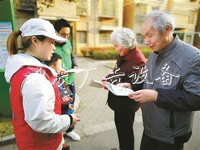 镇海澥浦：“桶宝户外滚动灯箱宝家庭”助力垃圾分类