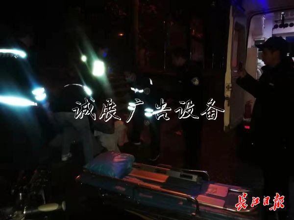 凌晨，男子街头喊救宣传栏灯箱命，民警及时处置救一命