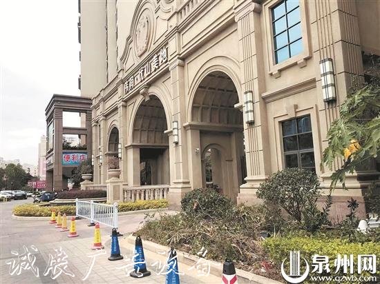 在小区正大门右侧建宣传驿站遭到部分业主反对