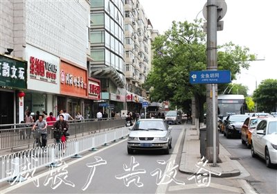 东城区金鱼胡同的路牌指向了一家工艺品店。 本版摄影/实习生 彭子洋